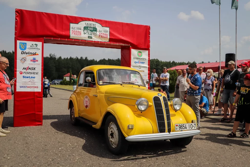 Выставка ретро-автомобилей "Золотая миля"