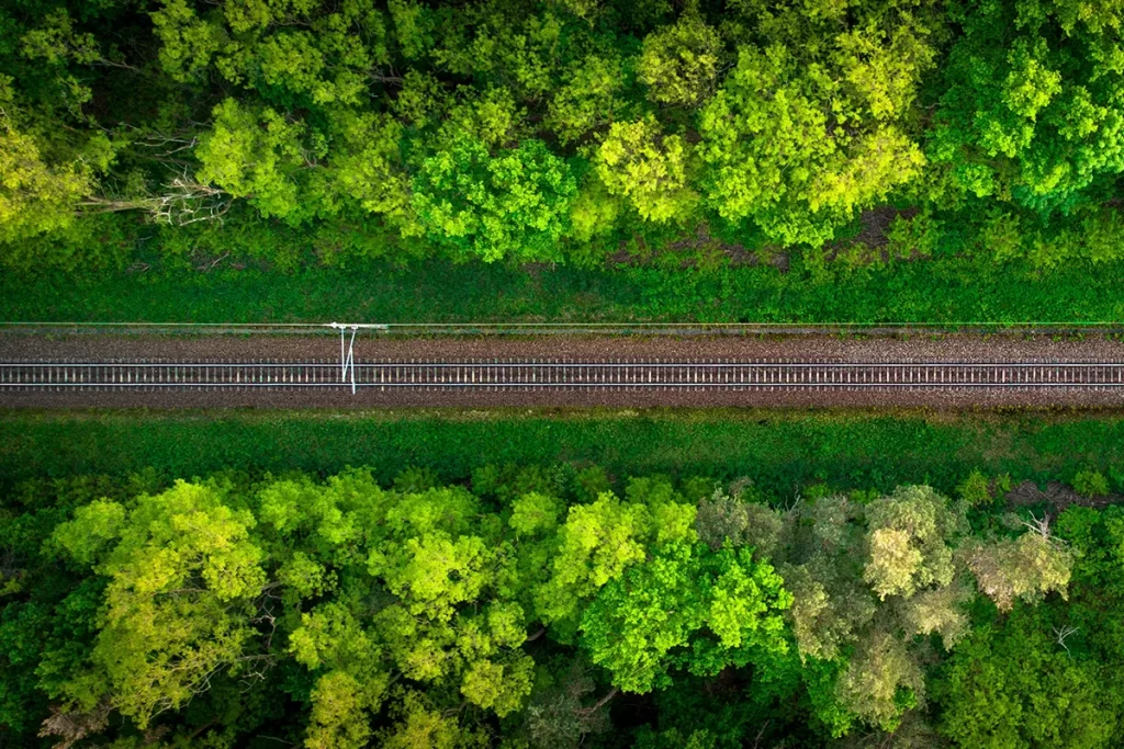 Вид с воздуха на железную дорогу