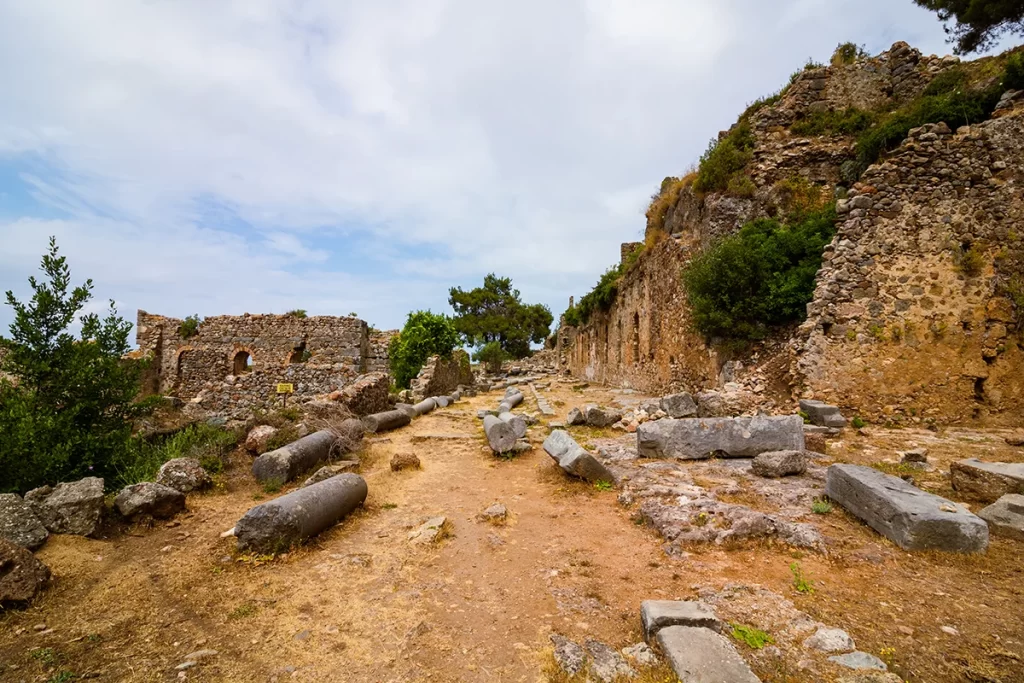 Развалины античного портового города Сиедра в Аланье