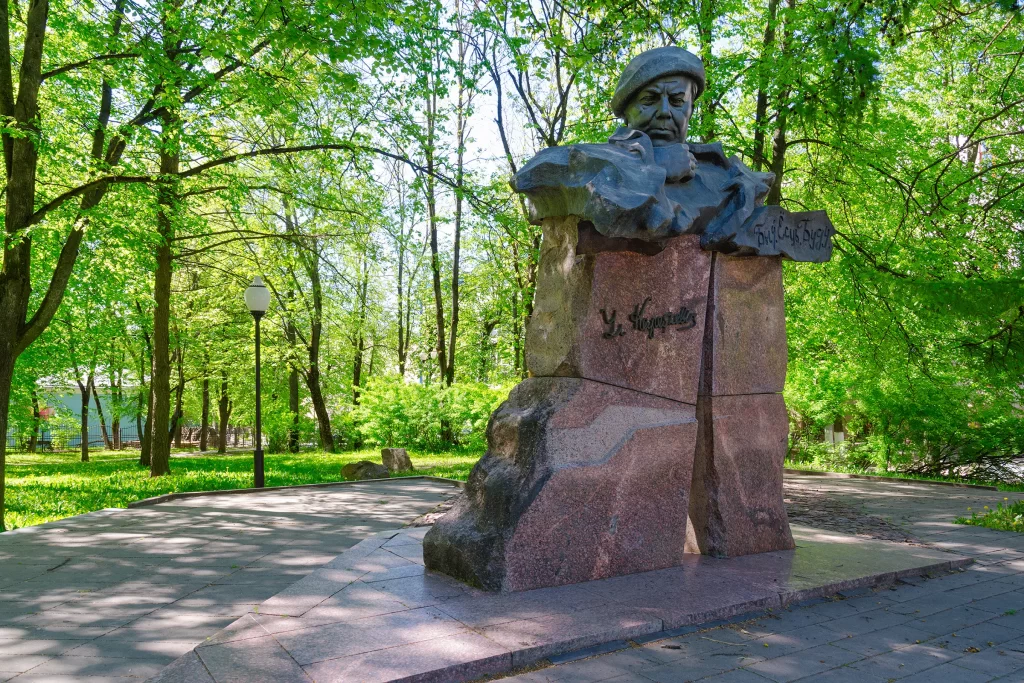 Памятник Владимиру Короткевичу в Витебске