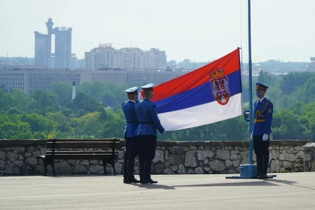Военные Сербии поднимают флаг своей страны