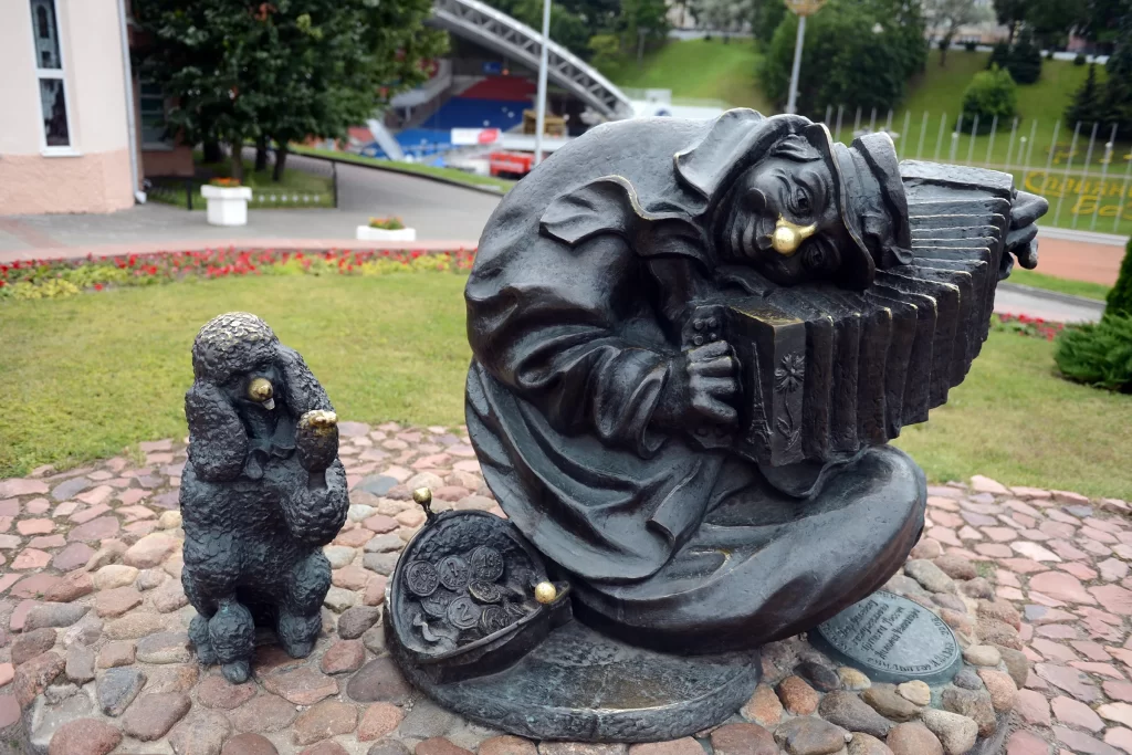 Скульптура "Уличный клоун" в Витебске
