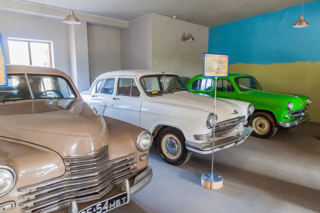 Музей "Дудутки" - выставка ретроавтомобилей