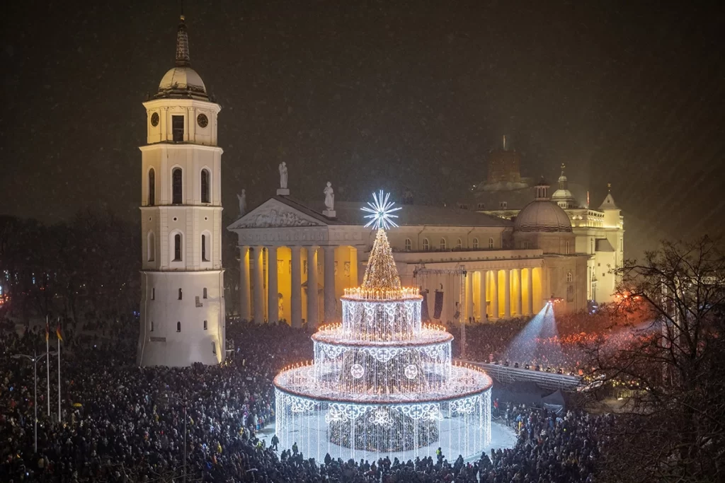 Рождественская ёлка на Кафедральной площади в Вильнюсе