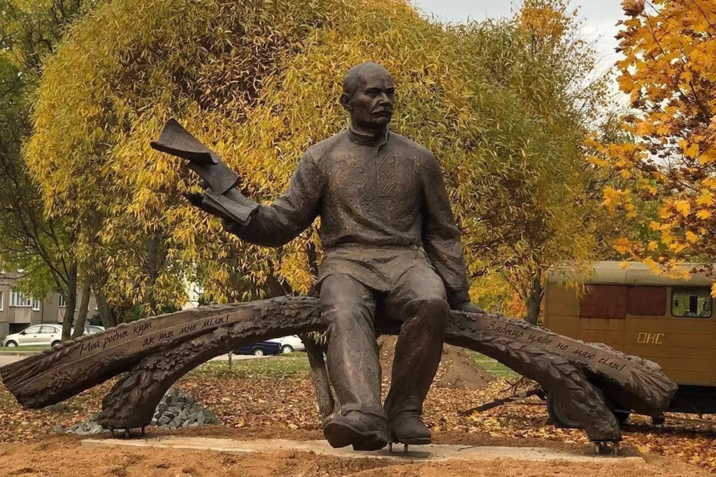 Памятник Якубу Коласу в Столбцах