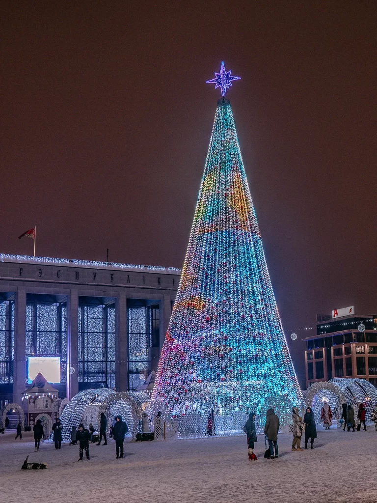 Елка на Октябрьской площади в Минске