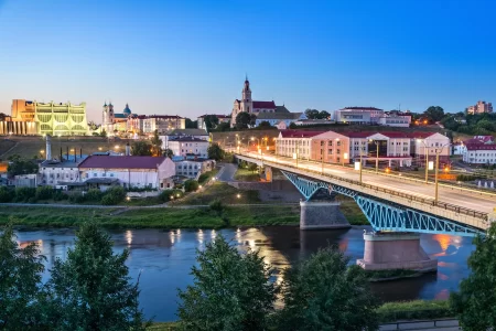 Вид на вечерний Гродно с левого берега реки Нёман, Гродно, Беларусь