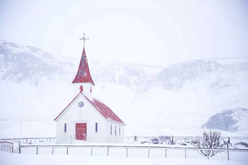 Церковь Рейнискиркья зимой