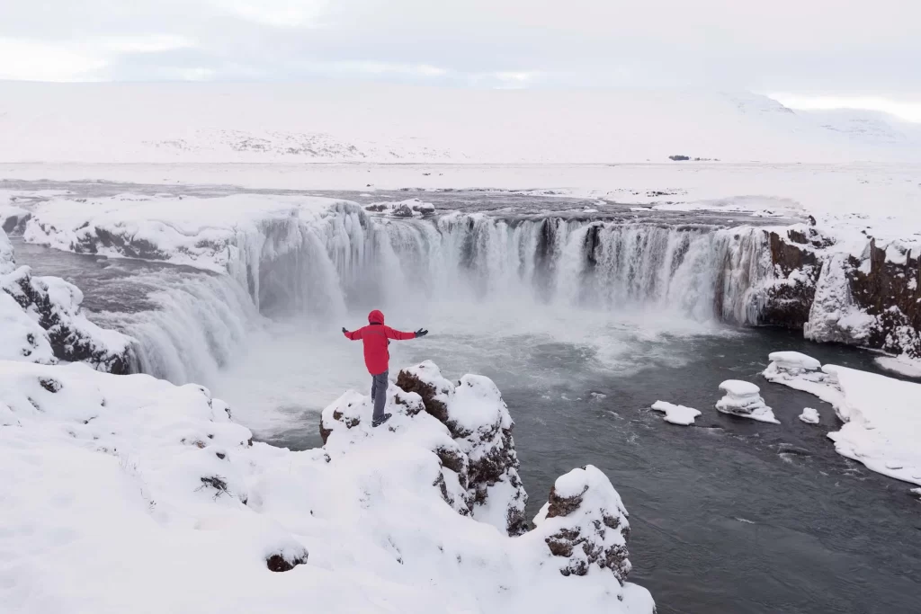 Водопад Годафосс  зимой в Исландии