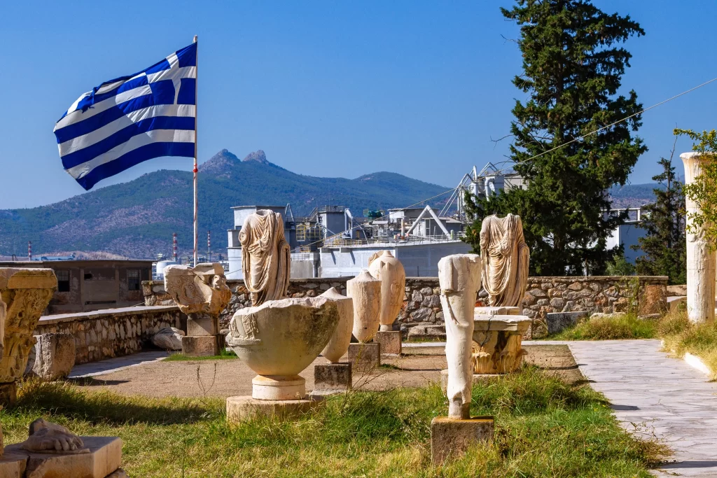 Древние руины в городе Элефсис, Греция