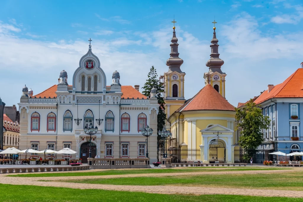 Старинные здания на площади Объединения (Унирии) в городе Тимишоара, Румыния