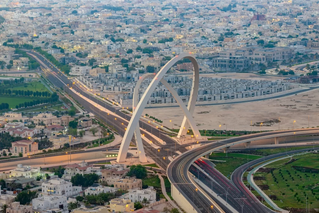 Вид с воздуха на арки Аль-Вахда, Доха, Катар