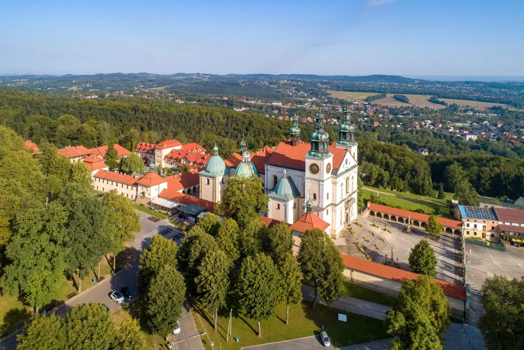 Вид с воздуха на костел Матери Божией Ангельской в Кальварии-Зебжидовске, Польша