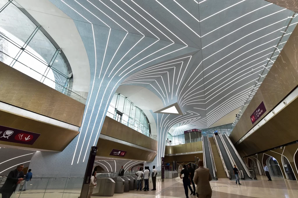 Интерьер станции метро в Дохе, Катар