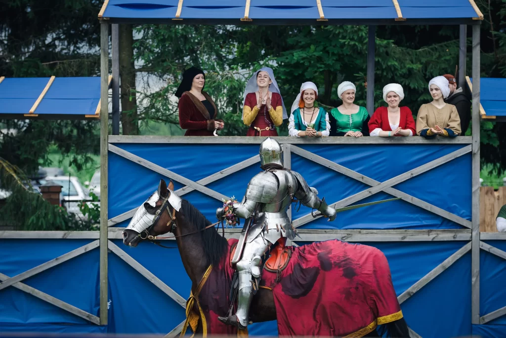 Рыцарь и дамы на фестивале "Наш Грюнвальд", Дудутки, Беларусь