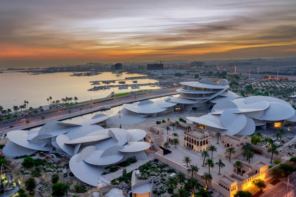 Вид с воздуха на Национальный музей Катара в Дохе