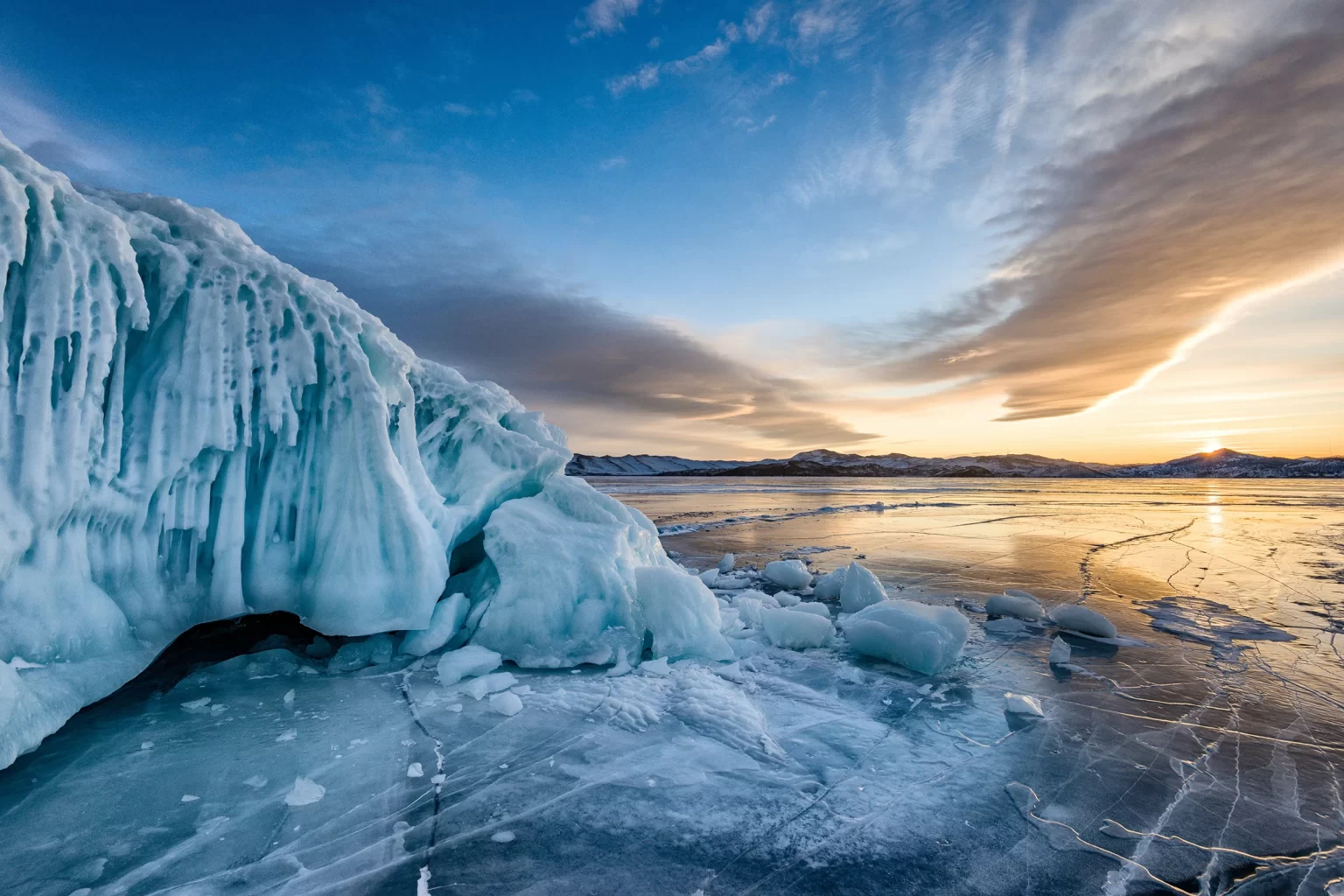 Из-за оттепели на льду Байкала образовался большой разлом