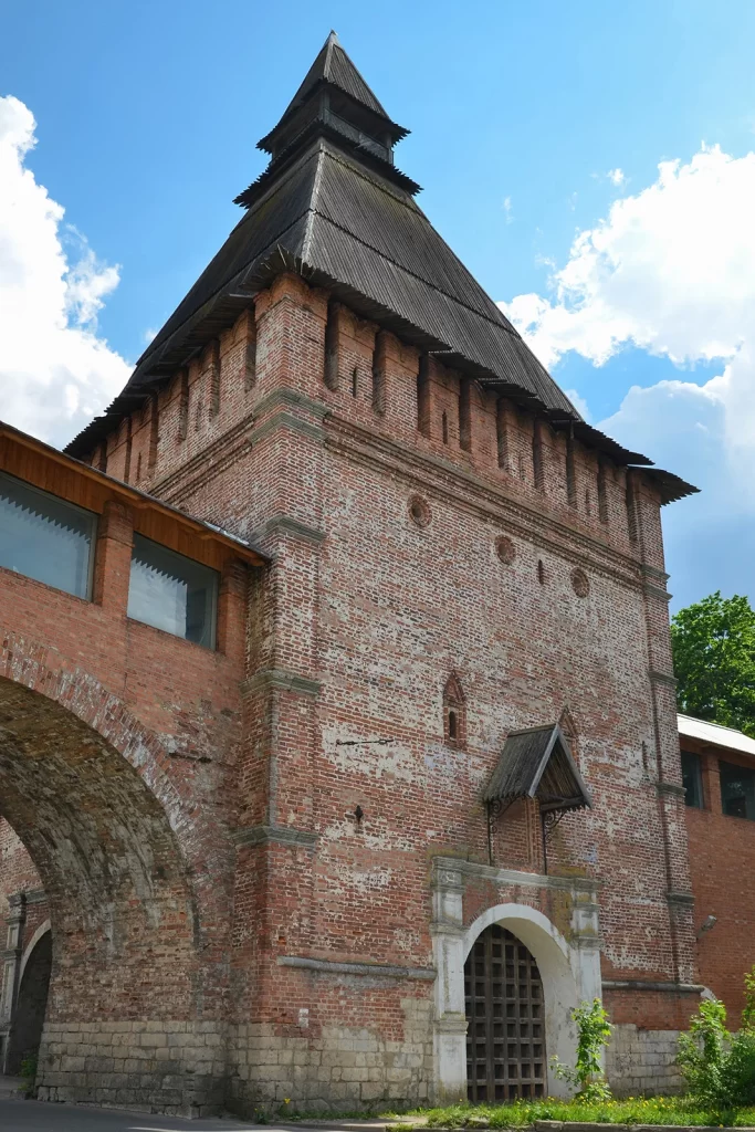 Днепровские ворота Смоленской крепости в городе Смоленск, Россия