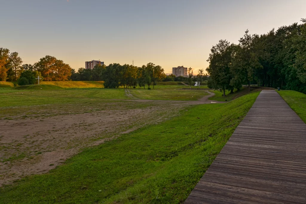Земляной вал Великолукской крепости в городе Великие Луки, Россия