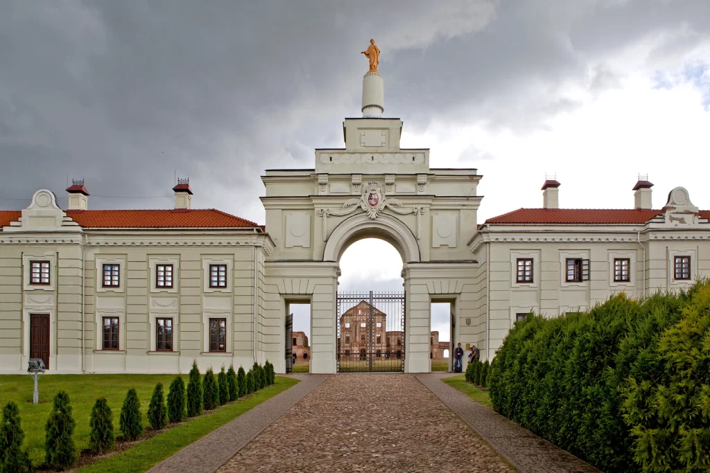 Въездные ворота дворцового комплекса Сапег в Ружанах, Беларусь