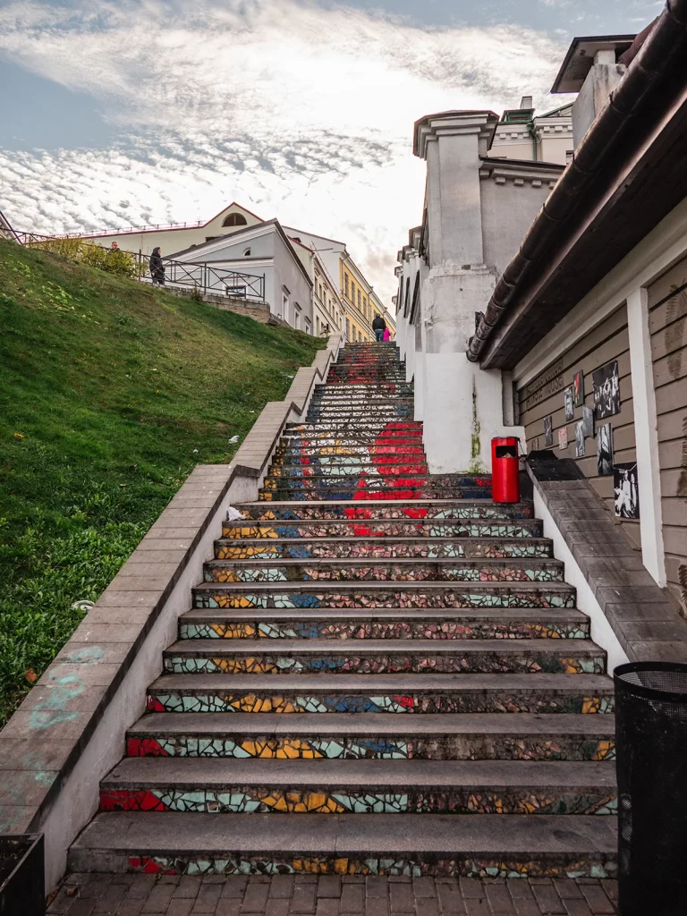 Разноцветная лестница на улице Зыбицкой, Минск, Беларусь