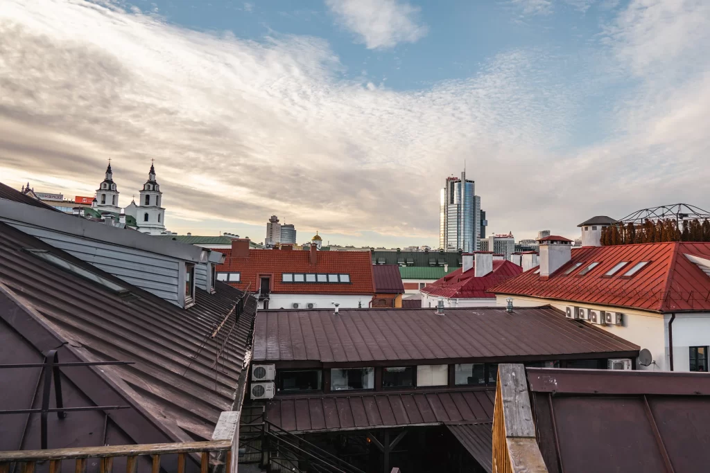 Вид на крыши города из дворика на улице Зыбицкой, Минск, Беларусь