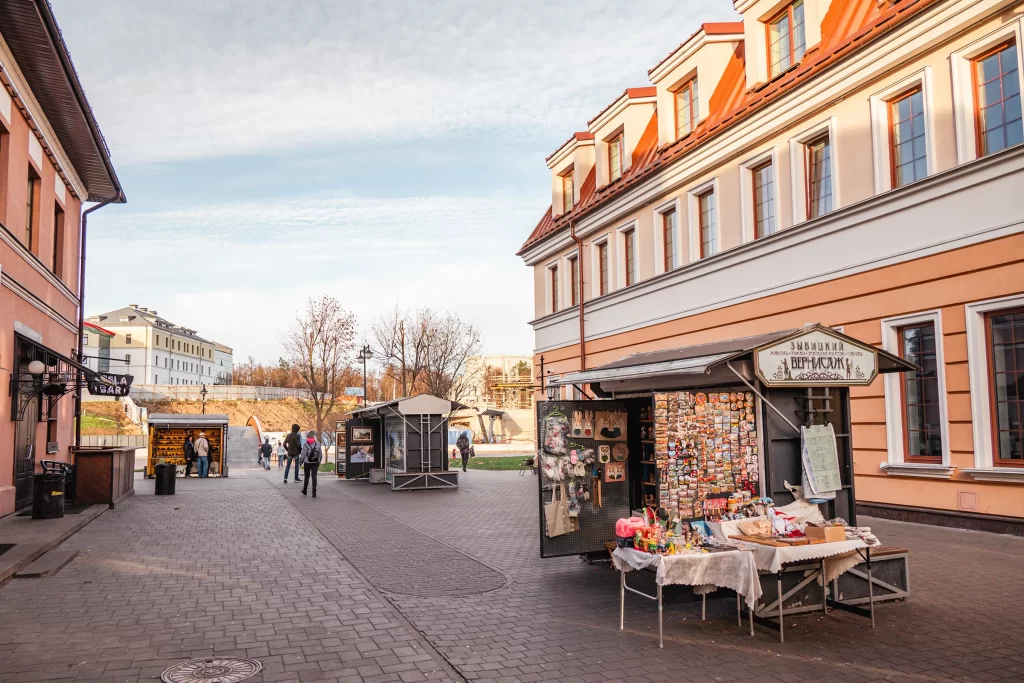 Торговые палатки на улице Зыбицкой, Минск, Беларусь