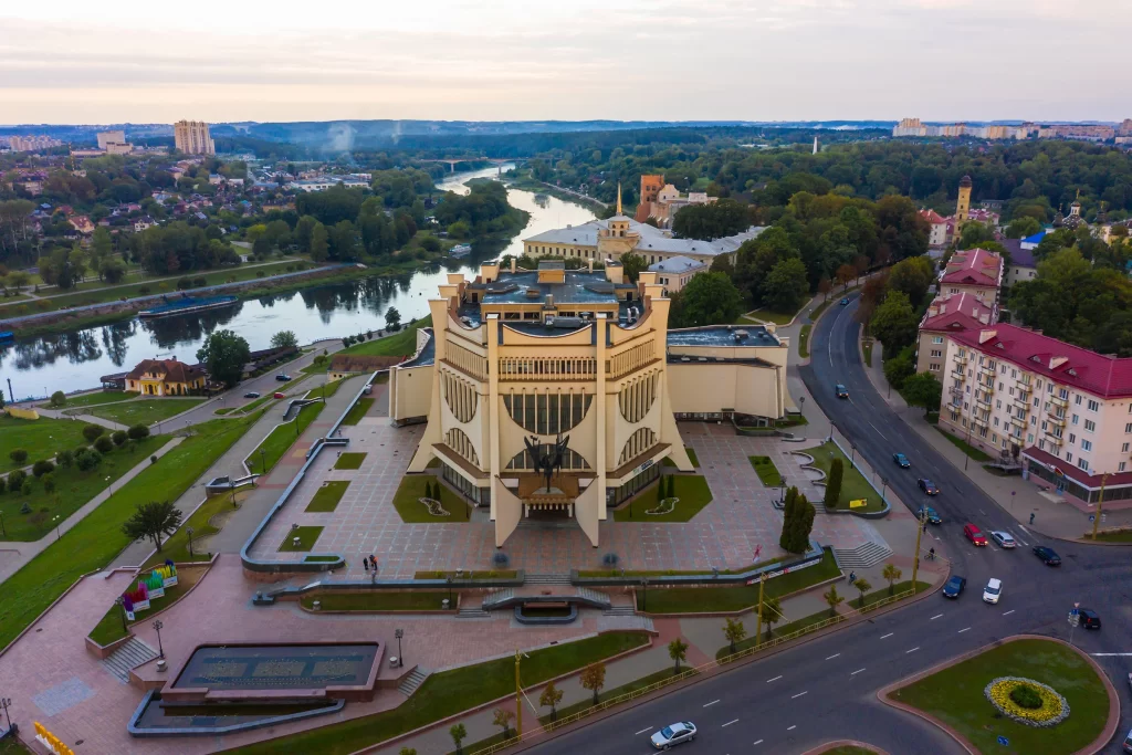 Вид с воздуха на здание драмтеатра в Гродно, Беларусь