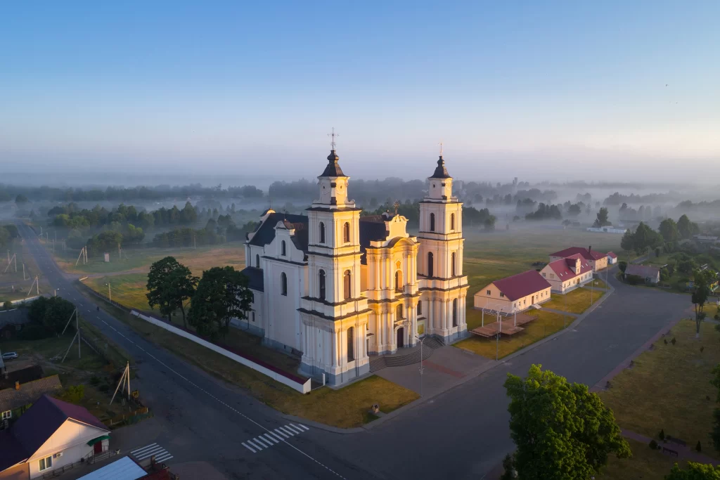 Вид с воздуха на костел в Будславе, Беларусь