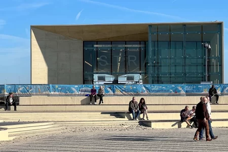 В Нидерландах открыли станцию метро прямо на пляже