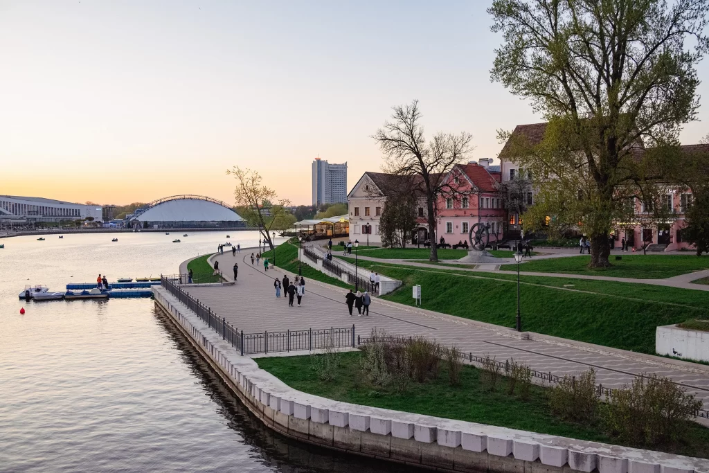 Набережная реки Свислочь у Троицкого предместья, Беларусь