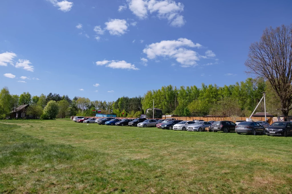 Парковка около зоопарка "Натюрлих" в деревне Деколы, Беларусь