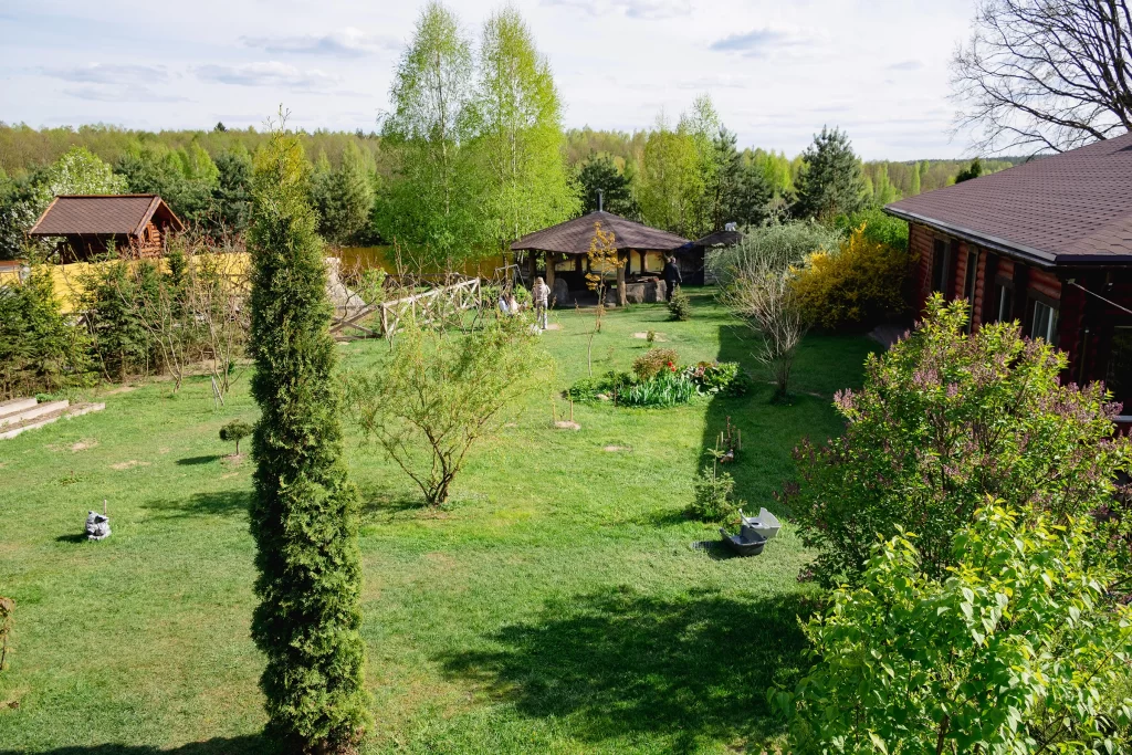 Территория зоопарка "Натюрлих" в деревне Деколы, Беларусь