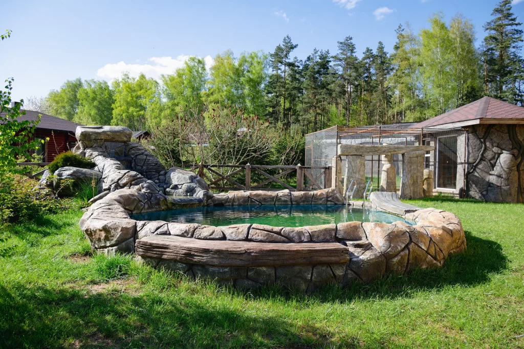 Территория зоопарка "Натюрлих" в деревне Деколы, Беларусь