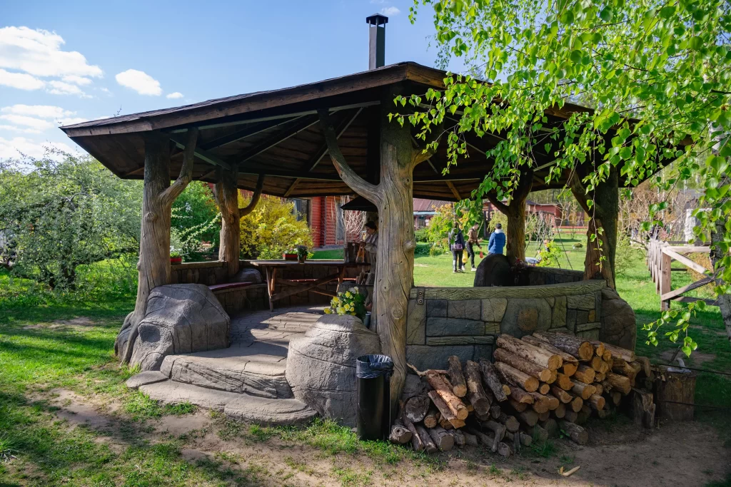 Территория зоопарка "Натюрлих" в деревне Деколы, Беларусь
