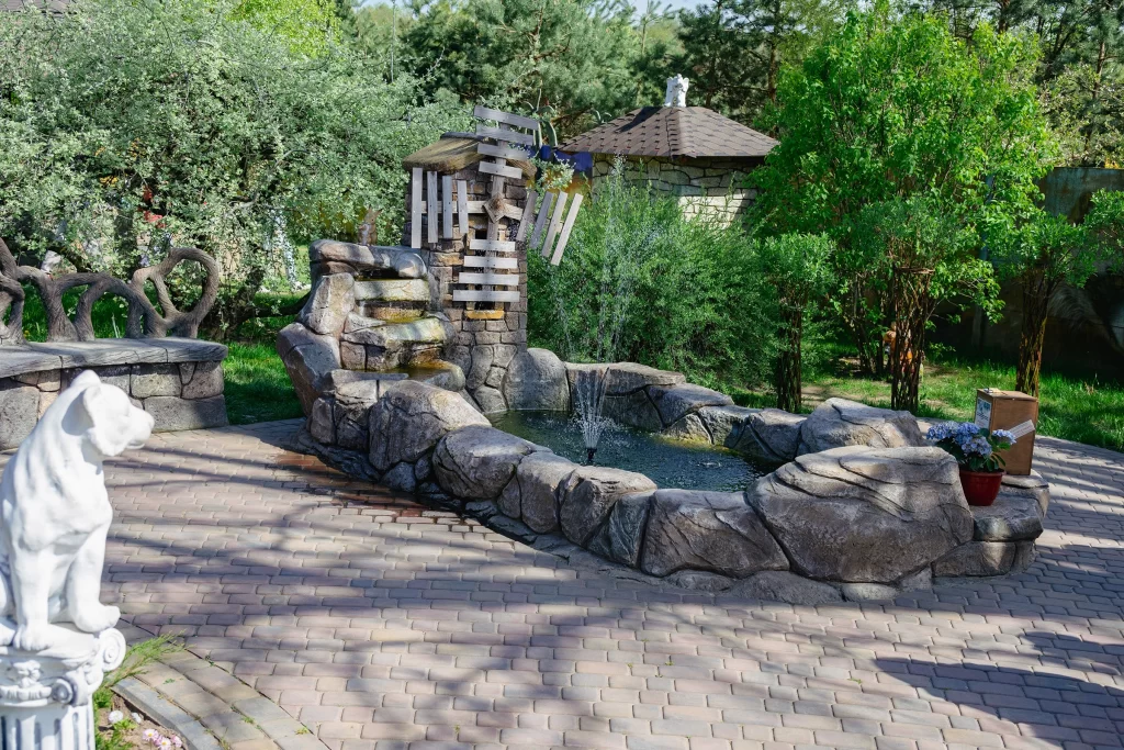 Территория зоопарка "Натюрлих" в деревне Деколы, Беларусь