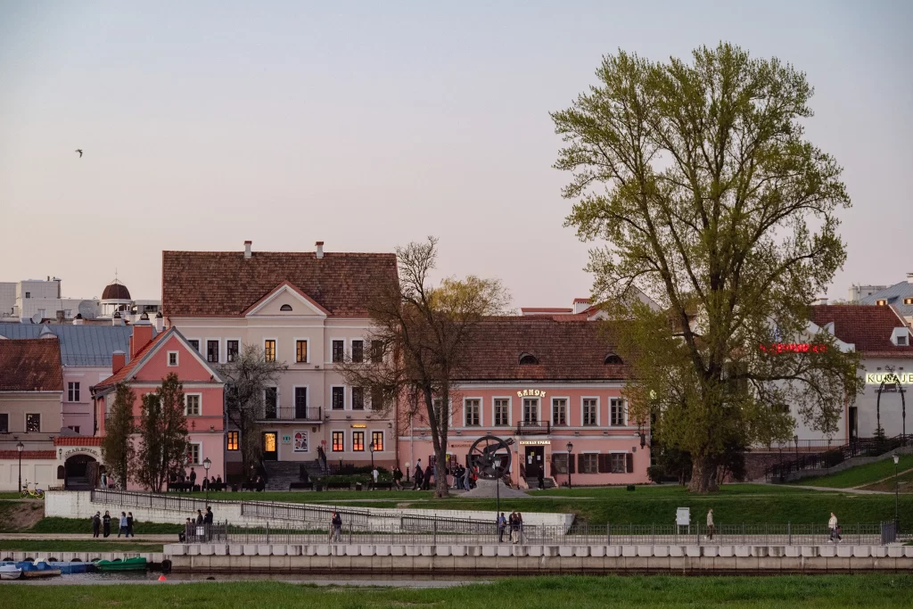 Вечер в Троицком предместье в Минске, Беларусь