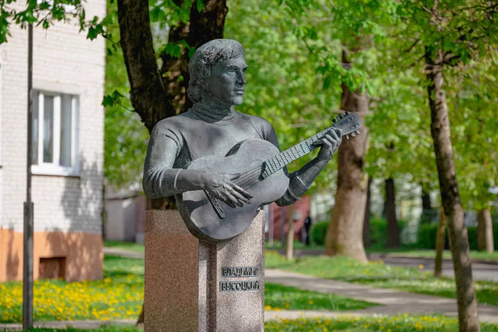 Памятник Высоцкому в Новогрудке, Беларусь