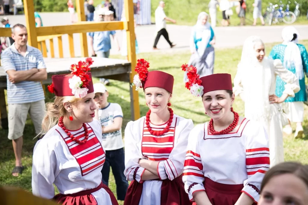 Молодые женщины в народных костюмах, Беларусь