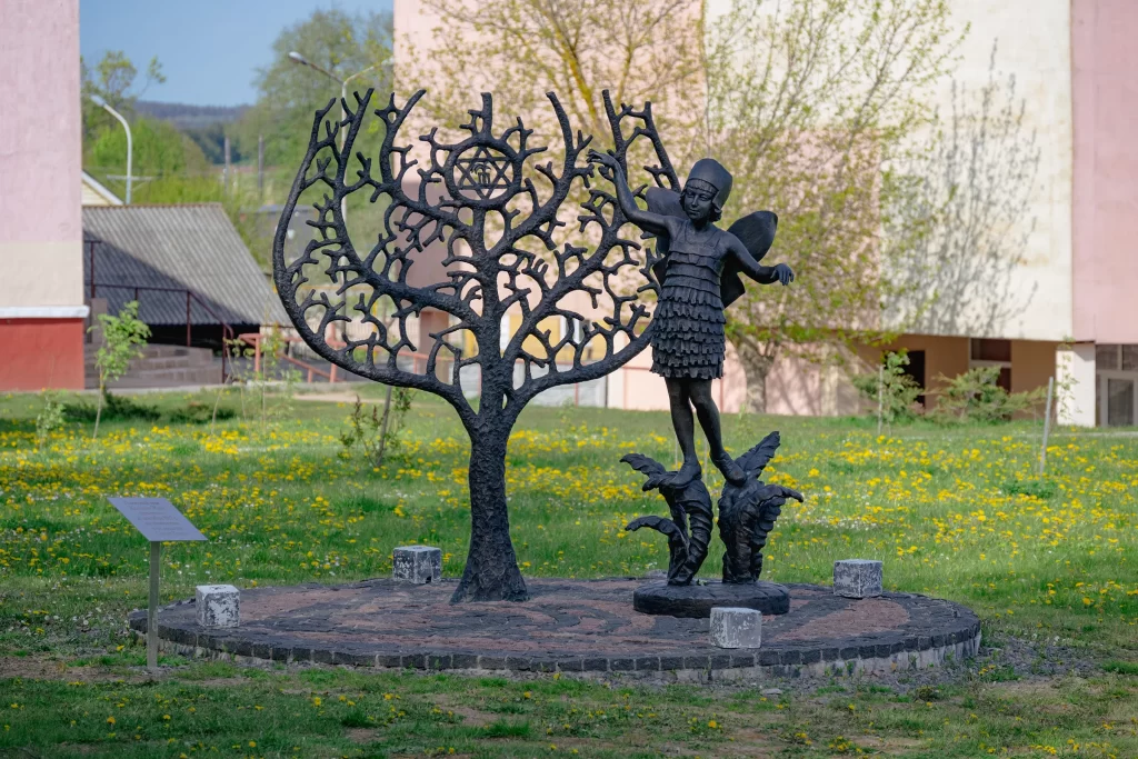 Памятник еврейской девочке Михле Сосновской, Новогрудок, Беларусь