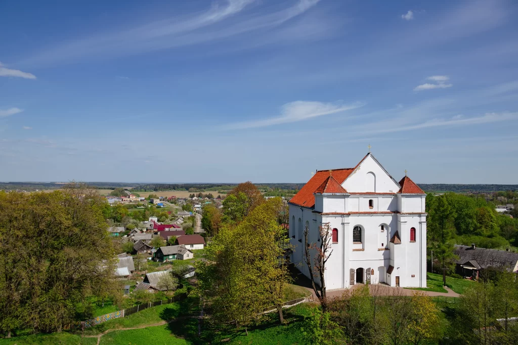 Вид с Замковой горы на город и Фарный костел, Новогрудок, Беларусь