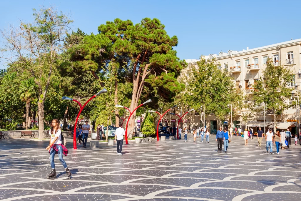 Люди гуляют по площади фонтанов в Баку, Азербайджан