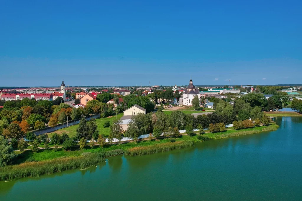 Вид на Фарный костел и Ратушу в Несвиже, Беларусь