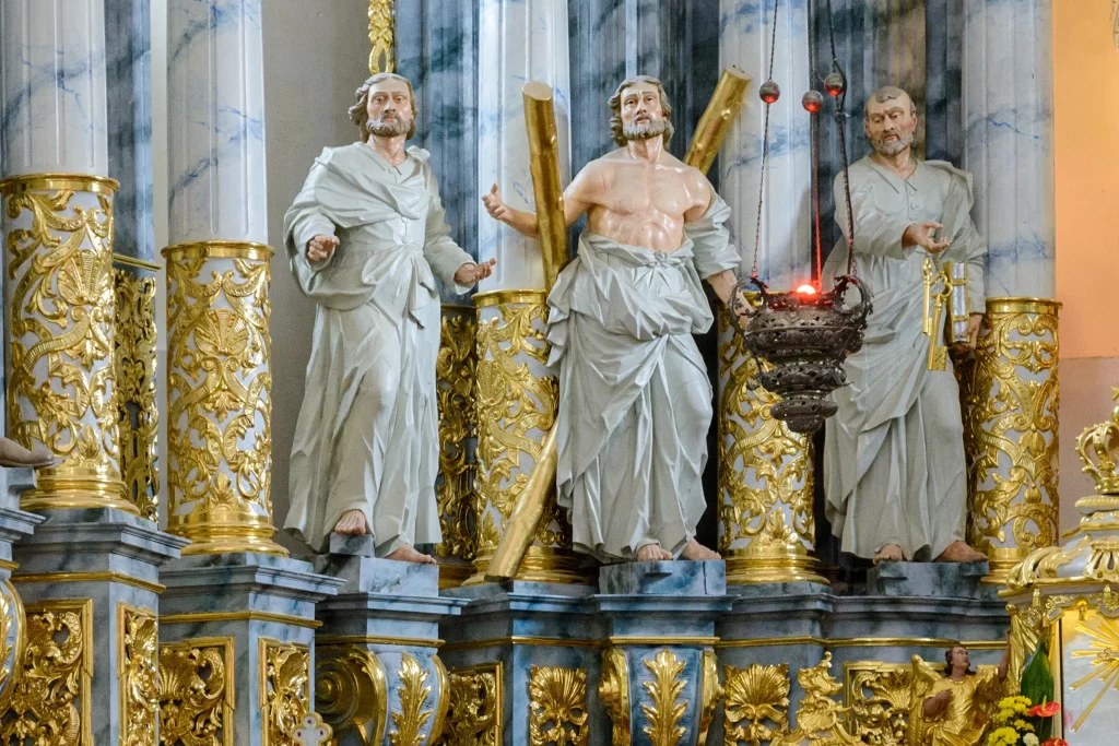 Скульптуры алтаря в Фарном костеле в Гродно, Беларусь