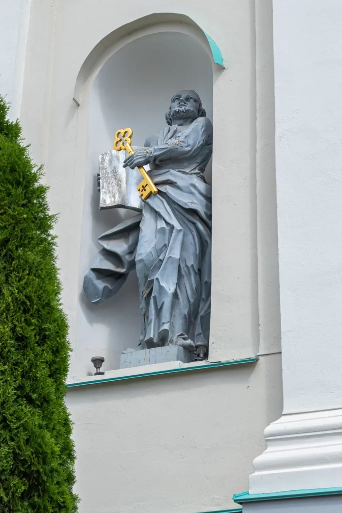 Скульптура Франциска Ксаверия на фасаде Фарного костела в Гродно, Беларусь