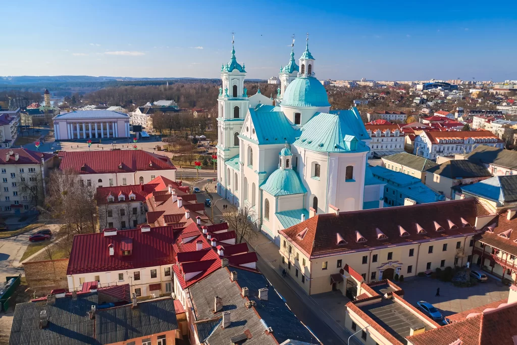 Вид на костел Святого Франциска Ксаверия в Гродно, Беларусь