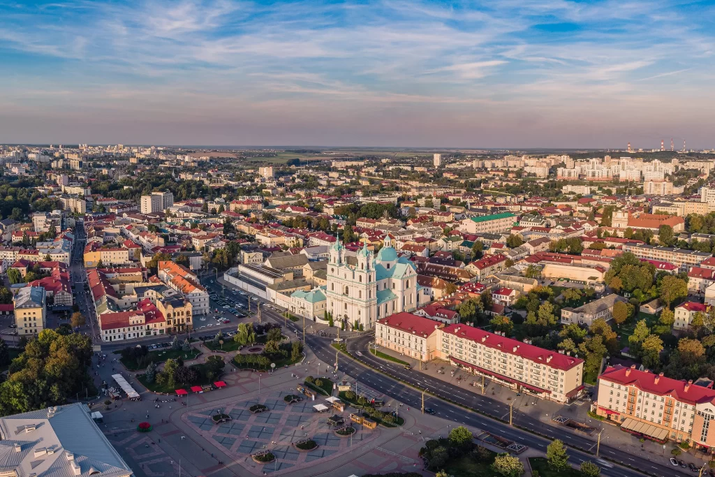 Вид с дрона на костел Святого Франциска Ксаверия и город Гродно, Беларусь