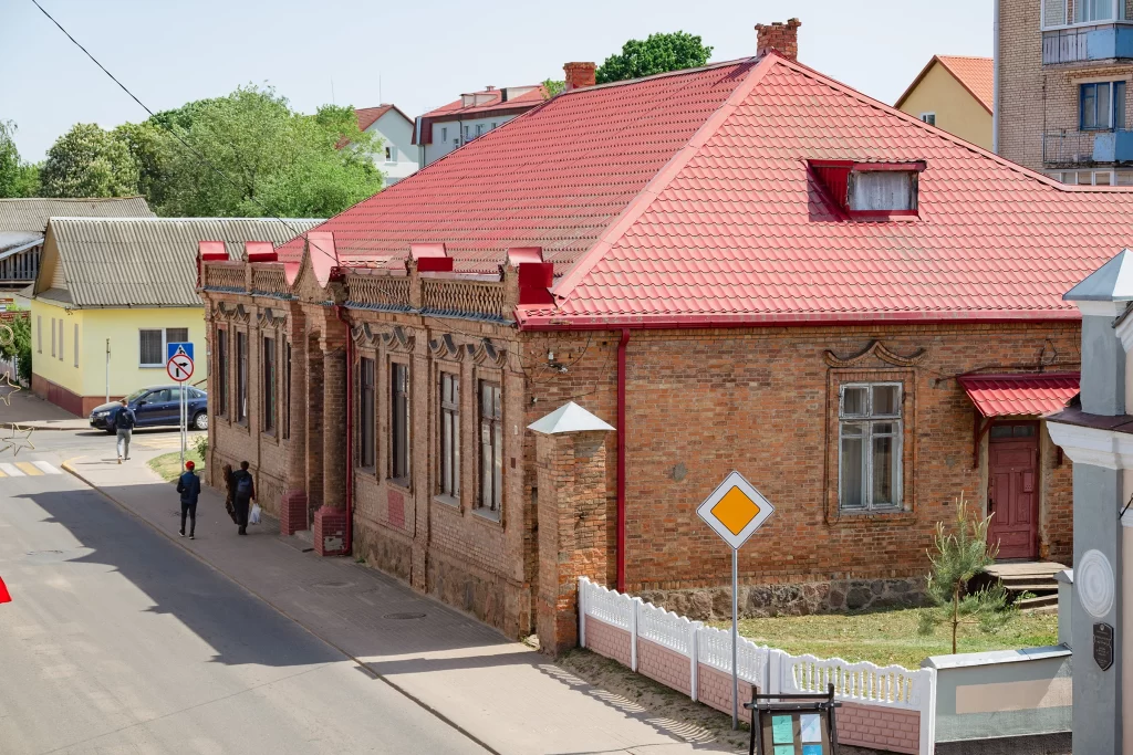 Рядовая застройка со старинными зданиями в городе Несвиж, Беларусь