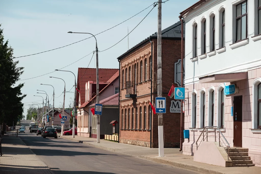 Рядовая застройка со старинными зданиями в городе Несвиж, Беларусь