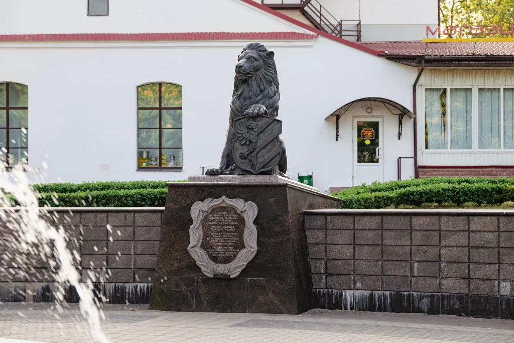 Памятник льву-стражу города, Несвиж, Беларусь